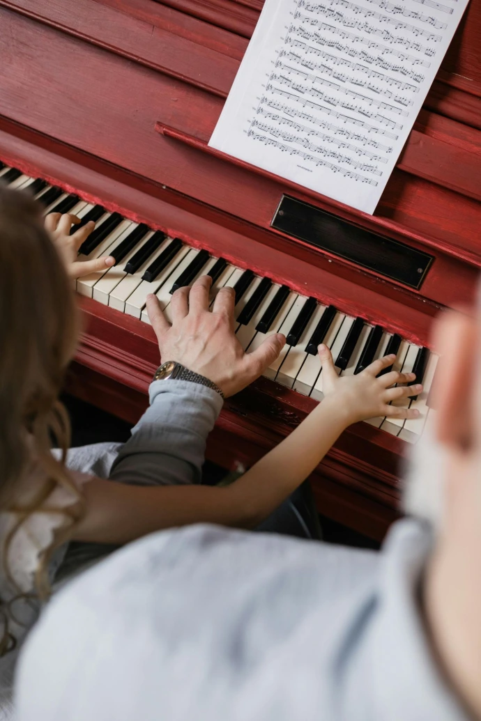 Parentes tocando piano juntos,  música a quatro mãos.